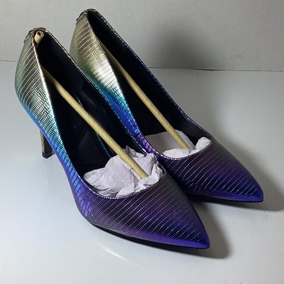 Royale Pointed Toe Pump (Women)
KARL LAGERFELD PARIS - Picture 5 of 11